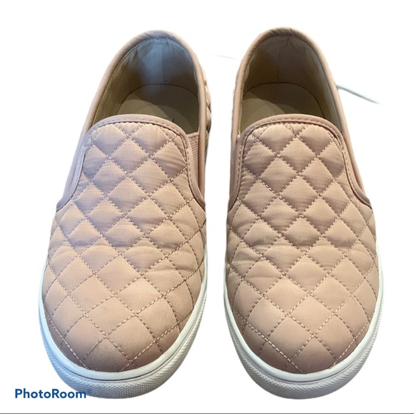 Steve Madden Quilted Pattern Slip On Sneaker. - Picture 3 of 5